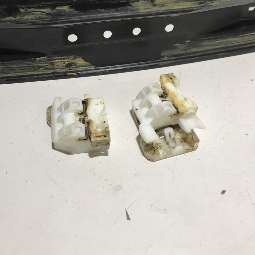 08-20 Dodge Chrysler Minivan Front LH Window Guides and Regulator Bracket