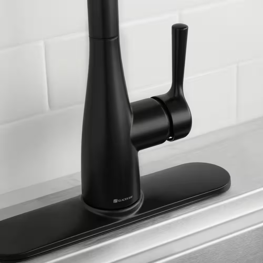 Sadira Single-Handle Pull-Down Sprayer Kitchen Faucet in Matte Black