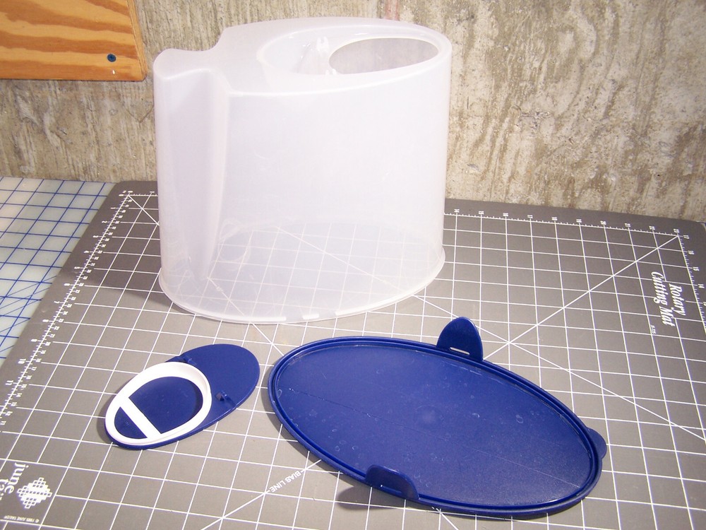 VINTAGE TUPPERWARE 21 CUP SHEER CONTAINER # 4002 LID # 4001