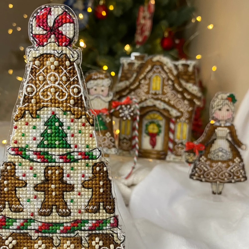 Embroidery kit with threads on a plastic base Gingerbread tree decoration