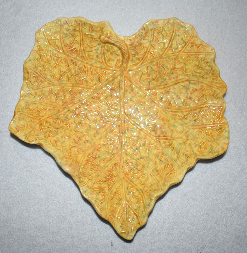 VINTAGE A SPECIAL PLACE CERAMIC LEAF DISHES (2)