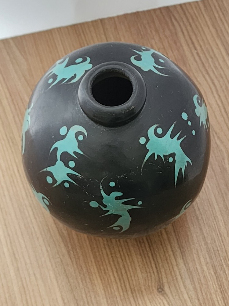 Beautiful Vintange Peruvian Vase Signed