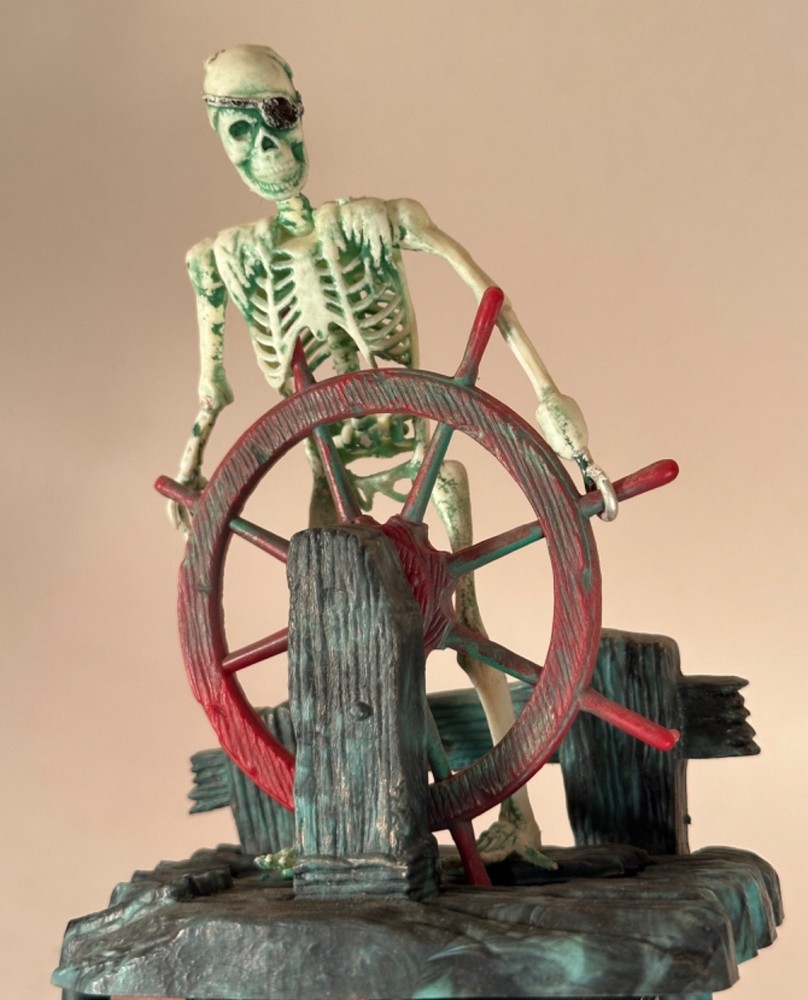 Aquarium Pirate at the Wheel Animated Accessory