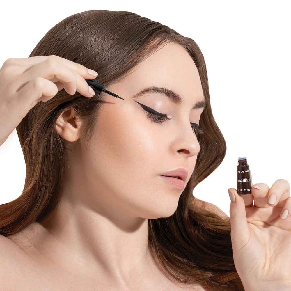 High Definition Dark Brown Eyeliner Quick Dry Formula with Precise Brush