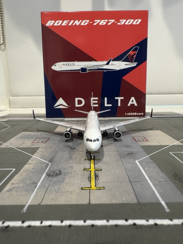 Panda Model 1/400 Delta 767-300er
