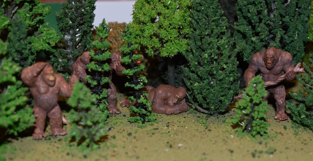 1/48 4 Bigfoot Squatch Different Poses O Scale Ready To Roam Model Train Layout