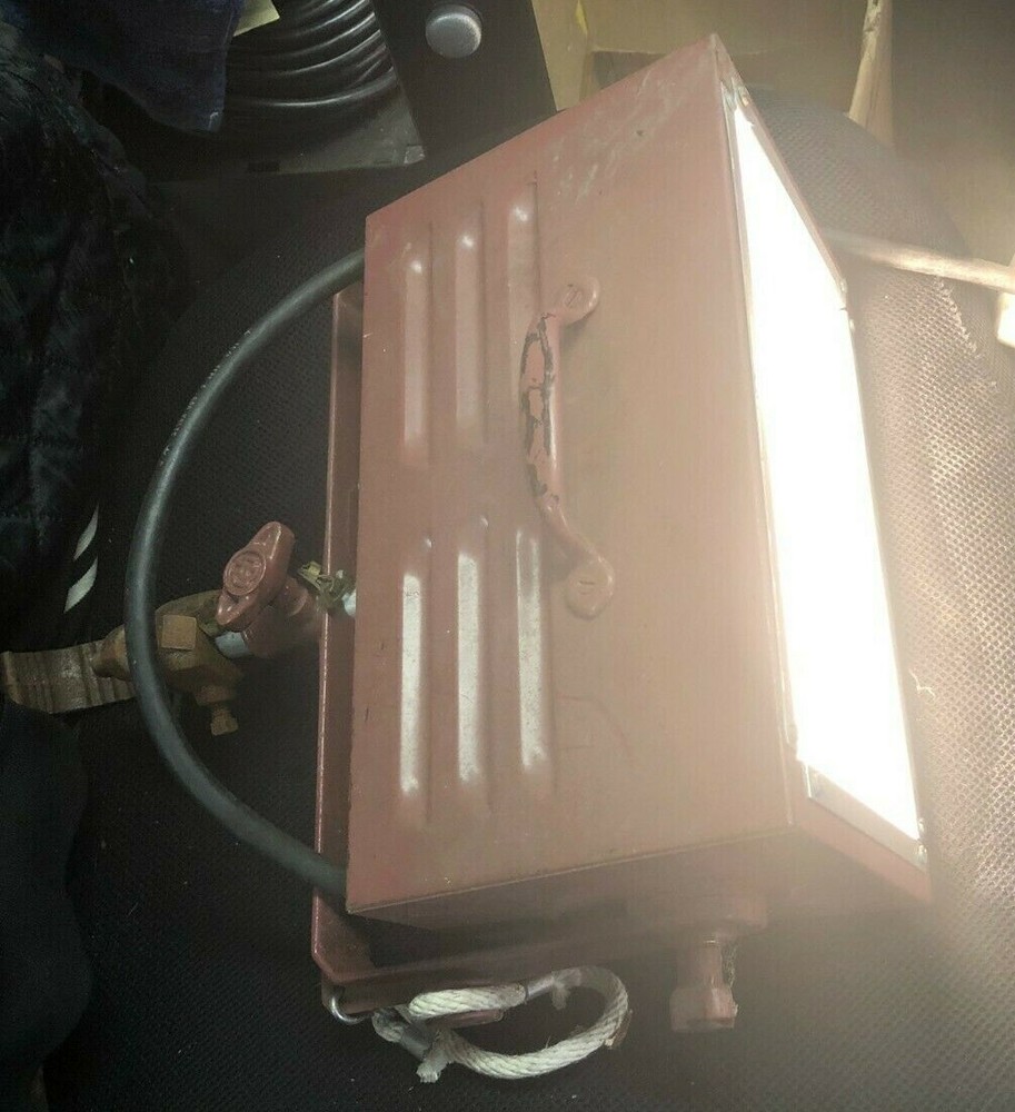 Mole-Richardson TYPE 3211 MOLEQUARTZ BROAD 1000W Reflector Light