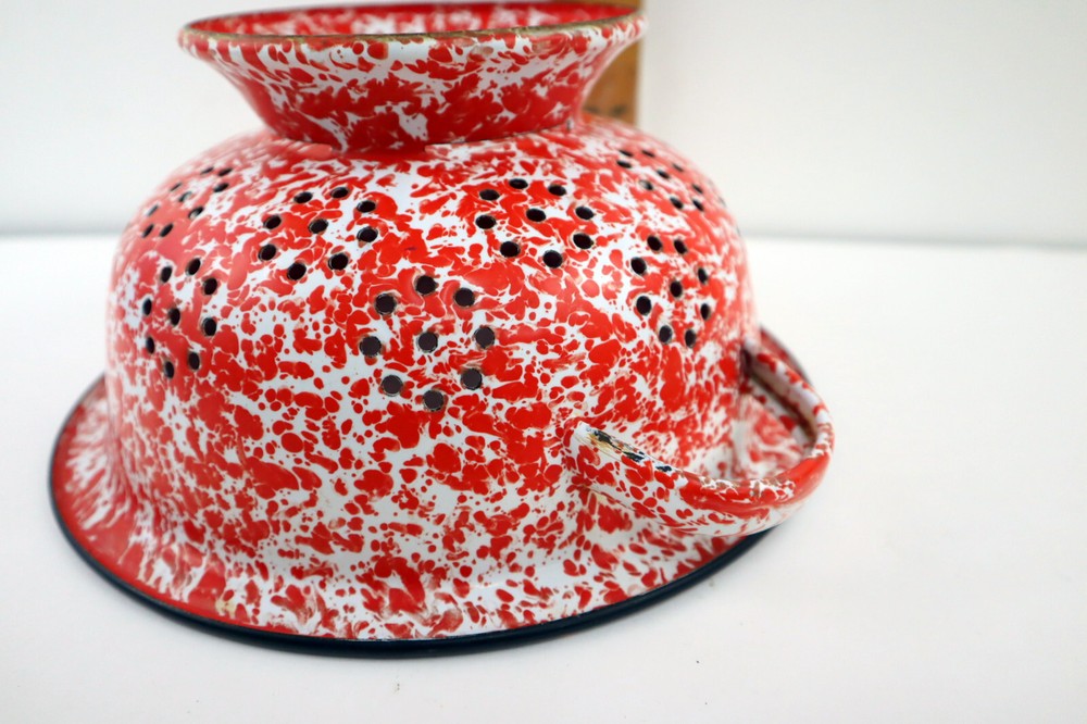 Vtg 9.5" Graniteware Enamelware Red & White Splatter Strainer Colander w/Handles