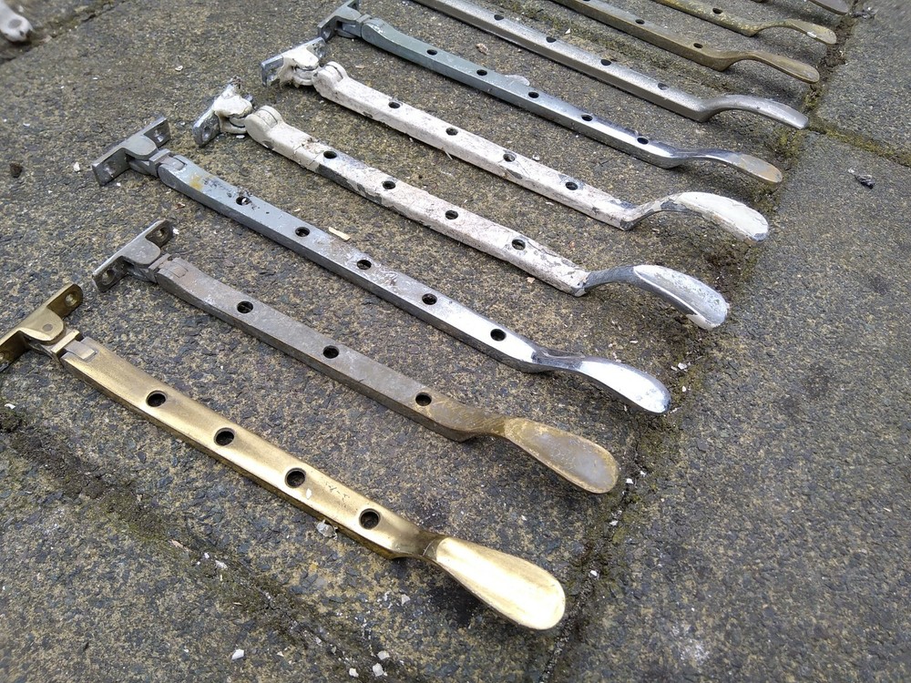 24 window handles / levers / openers / latch. L1303