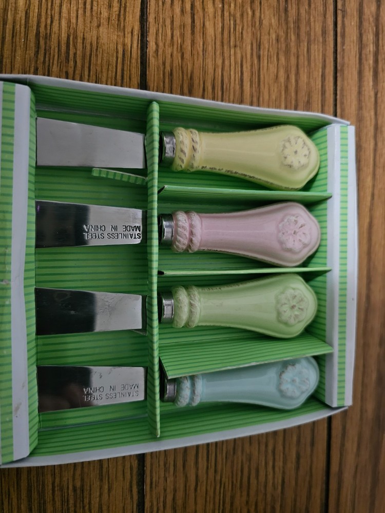 4 PIECE PASTEL SPREADER SET