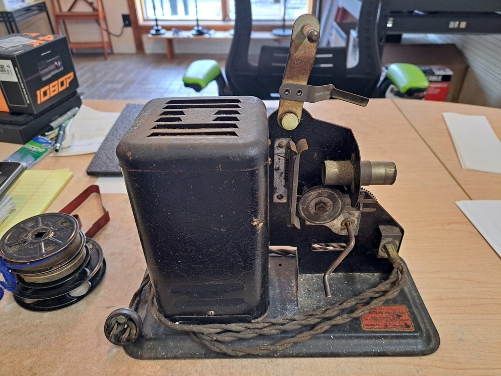 VINTAGE LINDSTROM 16MM PROJECTOR - HAND CRANK