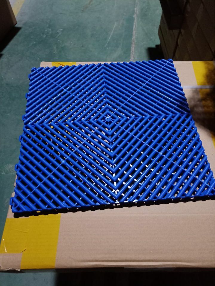 Swiss Style Ribbed Profile Garage Flooring Tiles Interlocking Workspace Tiles