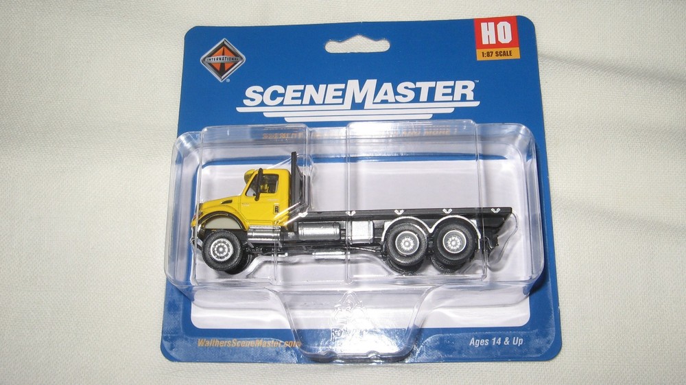 Walthers HO International 7600 3-Axle Flatbed with Yellow Cab #949-11653