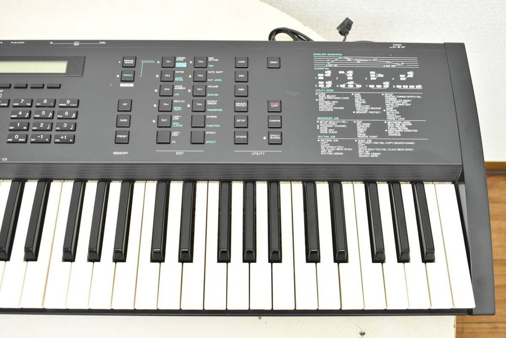Yamaha V50 Synthesizer 61-Key Keyboard