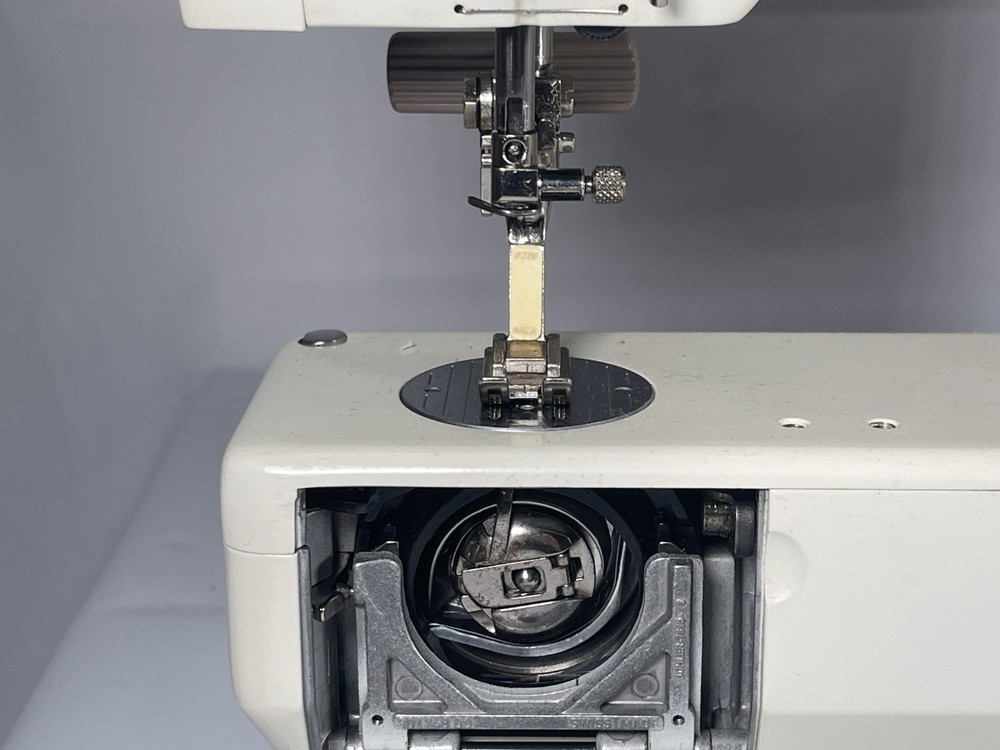 BERNINA Record 930 Electronic Sewing Machine UNTESTED