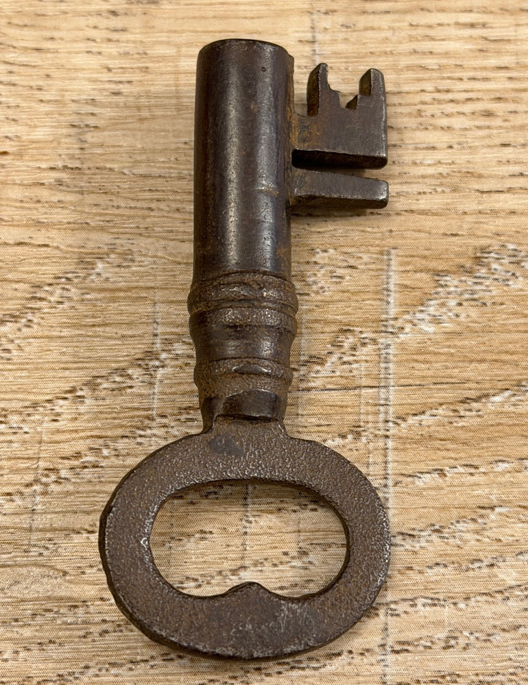 ANTIQUE IRON MOTICE LOCK KEY