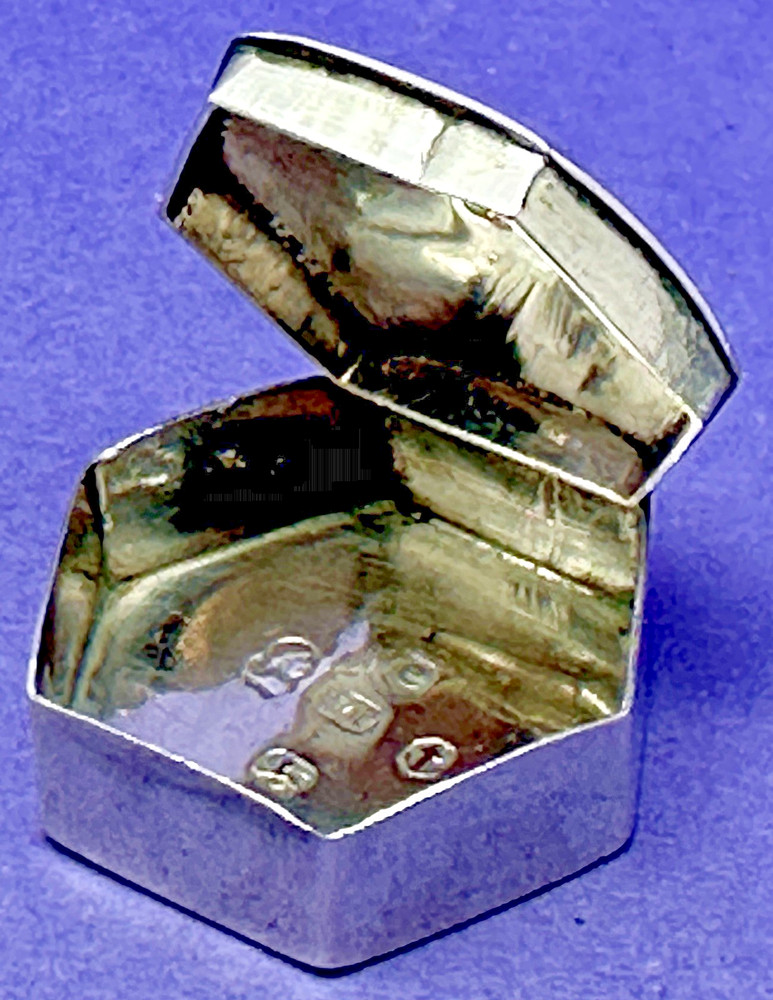 GEORGIAN SOLID SILVER HEXAGONAL HINGED LID PILL BOX BY JOHN TURNER B'HAM 1802
