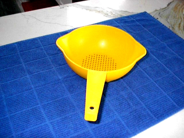 Vintage Tupperware Small Bright Yellow Colander Strainer 1 quart 1200 CLEAN!!