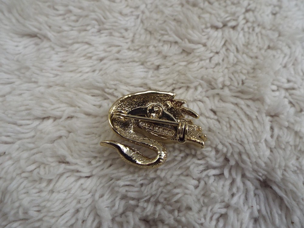 Goldtone Swan Pin (D2)
