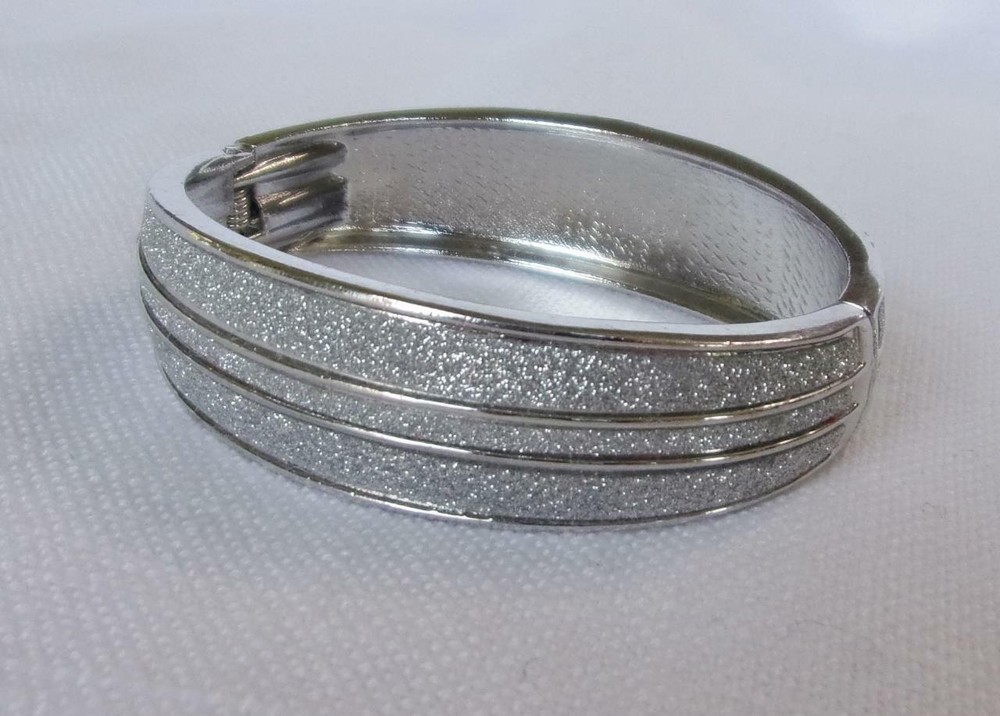 Sparkling Diamond Cut Silver Tone Oval Hinged Bracelet