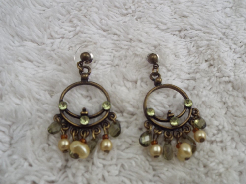 Brasstone Green White Bead Pierced Earrings (B63)