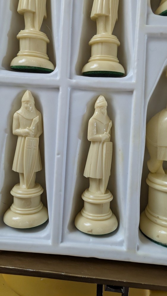 Vintage Galant Knight Chess Set