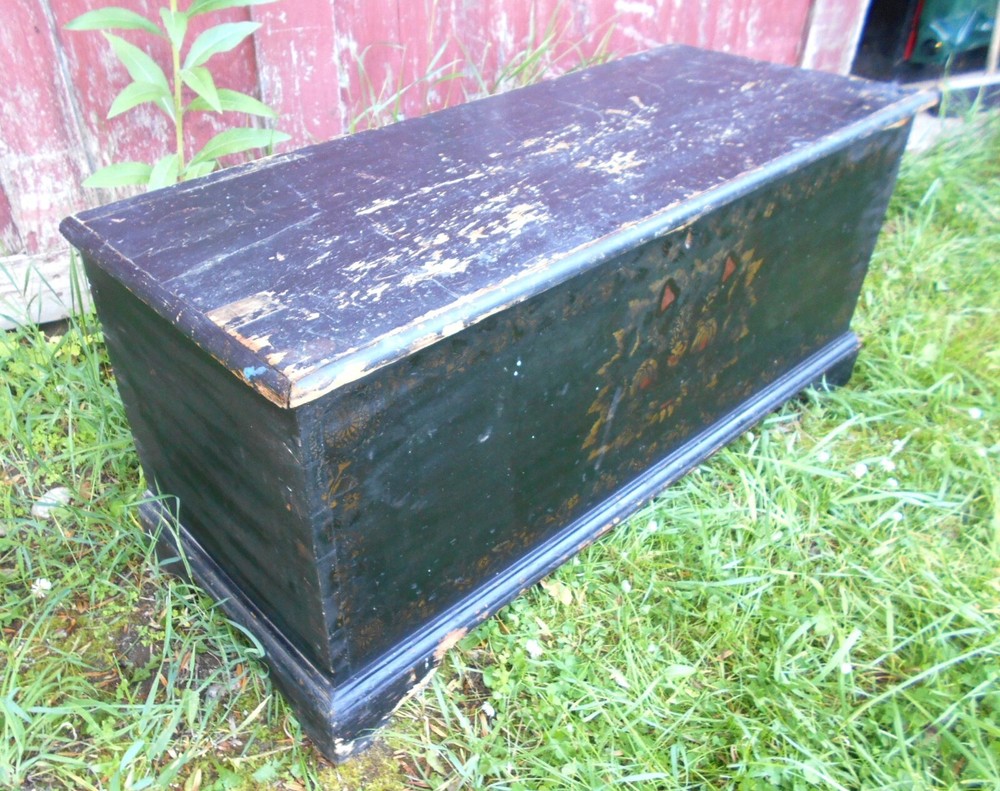 ANTIQUE COUNTRY CHIPPENDALE DECORATED BLANKET BOX