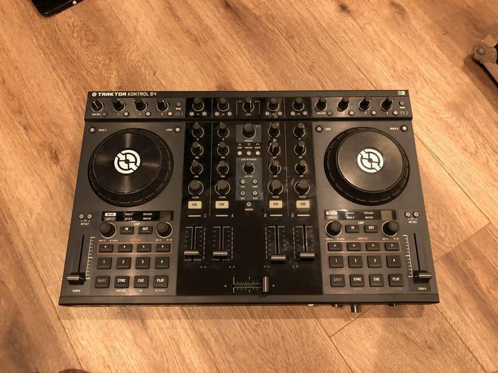 NATIVE INSTRUMENTS TRAKTOR KONTROL S4 DJ Controller NI Tractor Control