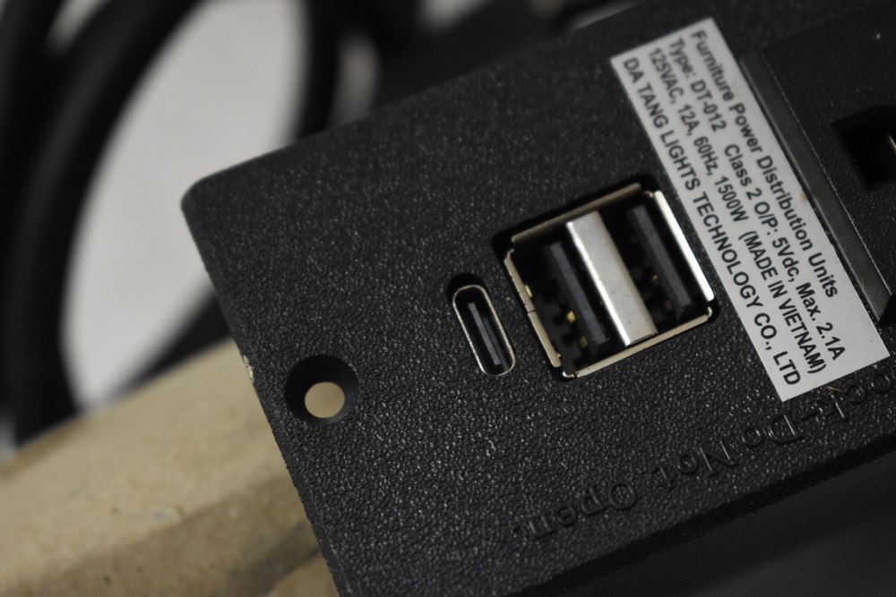 Datang Lights Technology 2 Outlets 2 USB & 1 USB-C DT-012 Power Distribution