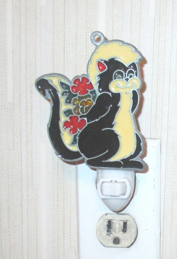 SKUNK NIGHTLIGHT (FACING RIGHT) (SUNCATCHER LIGHT)