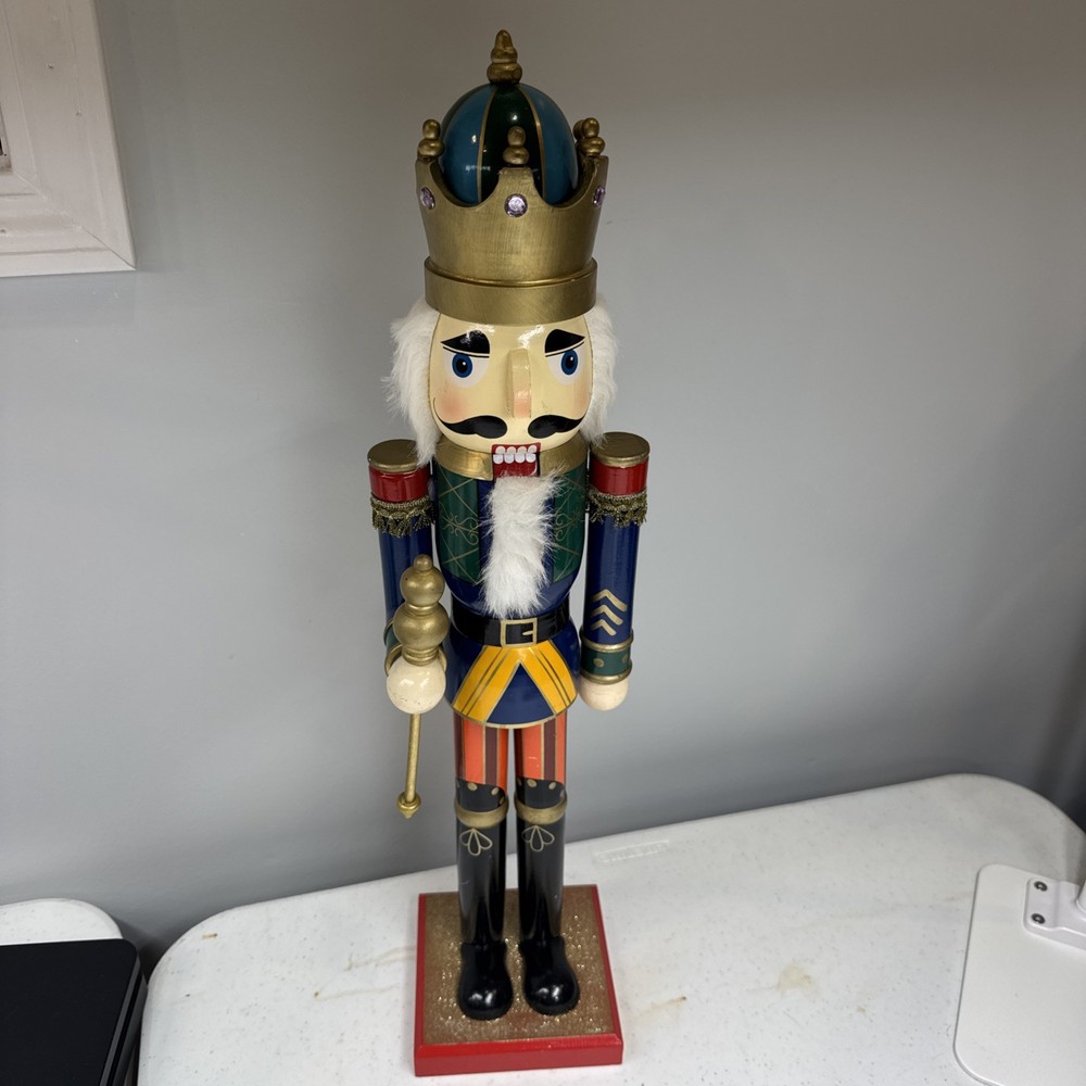 24 In Tall Beautiful Soldier Nutcracker
