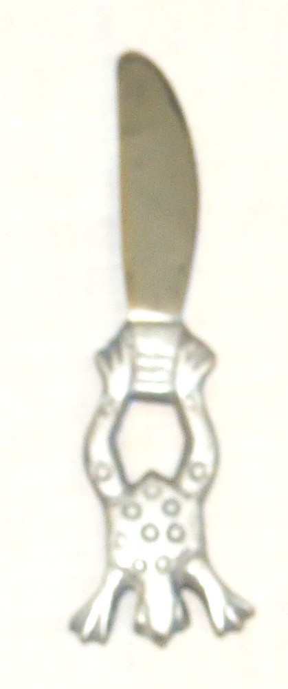 Frog-handled Spreader 6.3/4 inches Design on both sides.
