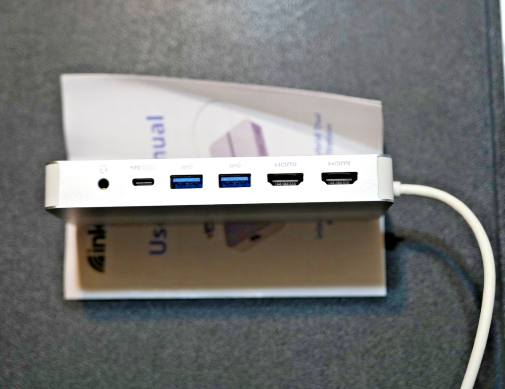 COMPUTER DOCKING STATION - CONNECTS 8 ITEMS TO A COMPUTER- USB 3.2, Thunderbolt