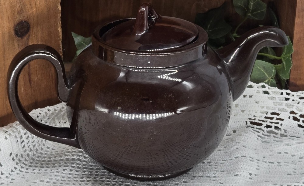tea pot w/ fall barn (26067) hand painted