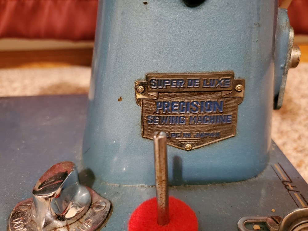 Vintage Super Deluxe Universe Precision Sewing Machine