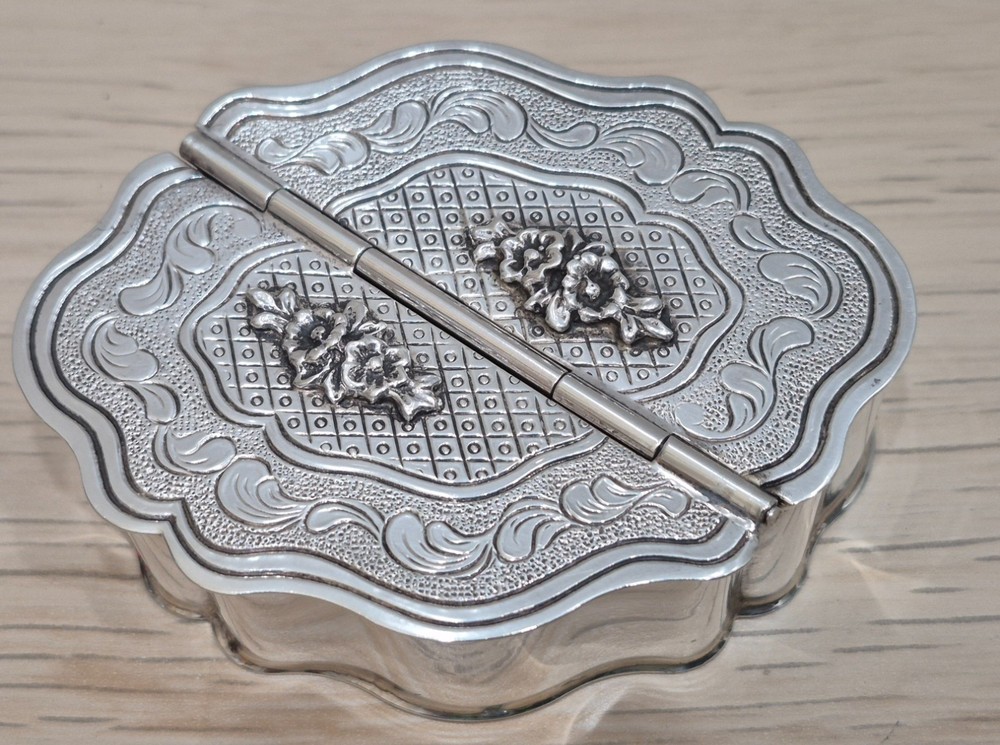 Sterling Silver Sniff Box With Nice Design 99 Grams