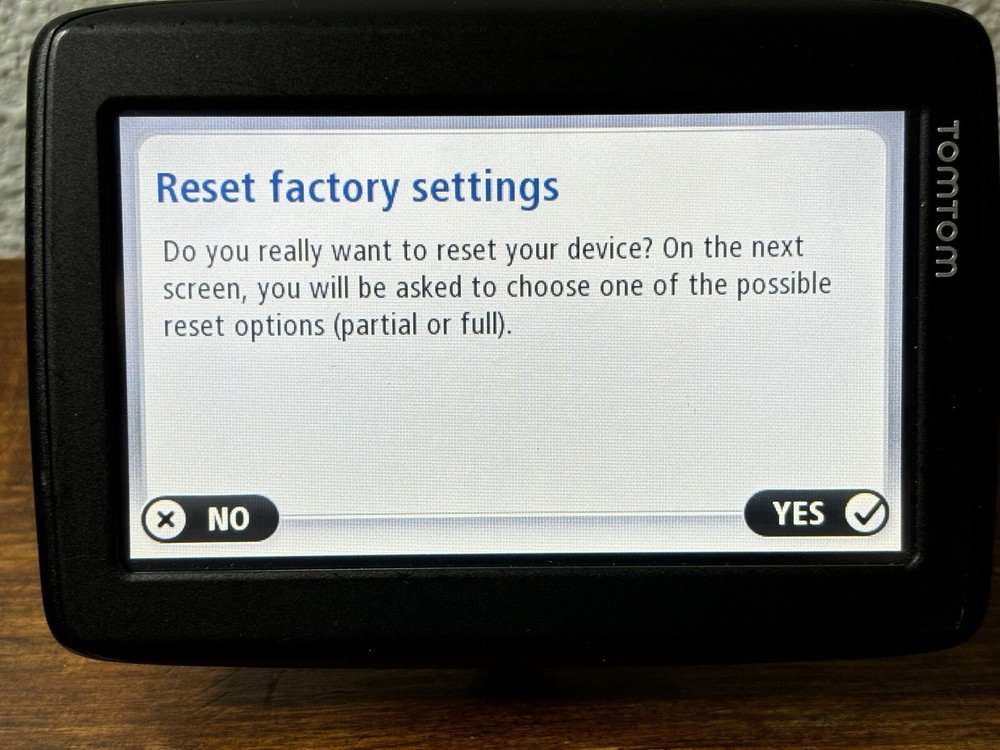 TomTom 4EN42 Z1230 GPS Navigation Touch Screen Bundle Tested