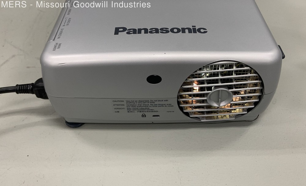 Panasonic PT L711U Silver LCD Projector With Case Cables Manuals Projector