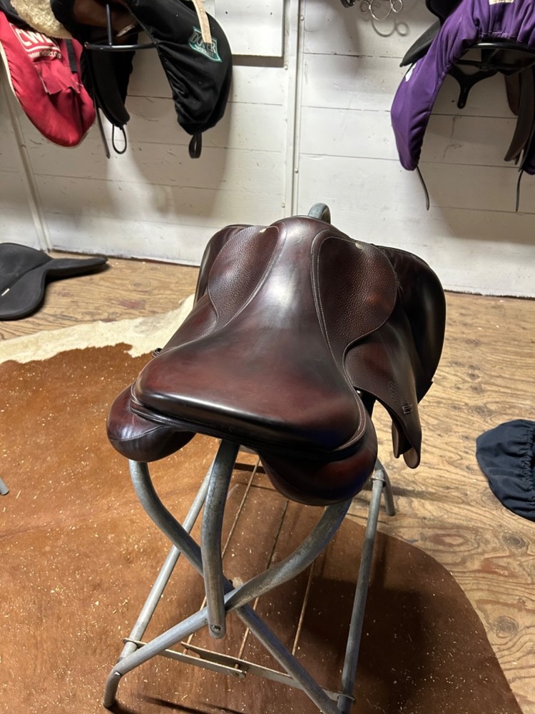 Devoucoux saddle 17.5 seat 2A flap normal tree