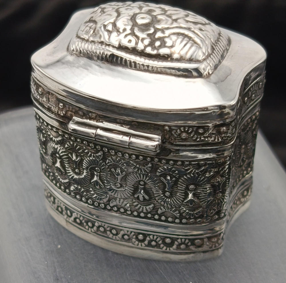 19th Century Loderein Dutch Scent Snuff Solid Silver Repousse Hinged Lid Box