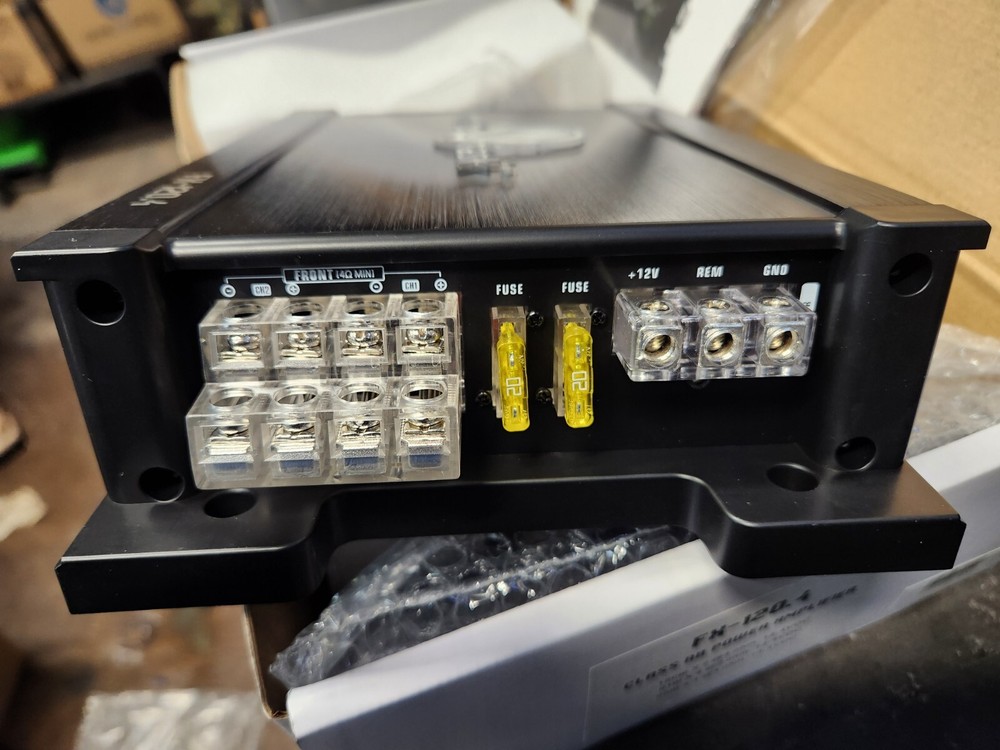 Sonido Mask Class A/B 4 Channel Amplifier Compact size 360 Watts Rms Full range