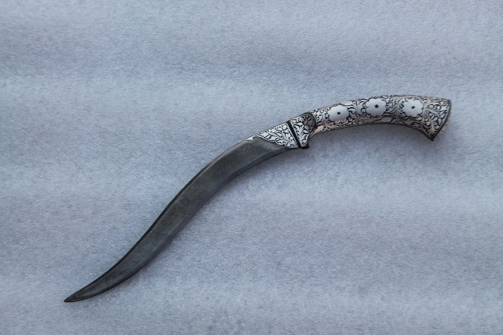 Fantastic curve iron blade Dagger Mughal Calligraphy silver inlaid work Handle