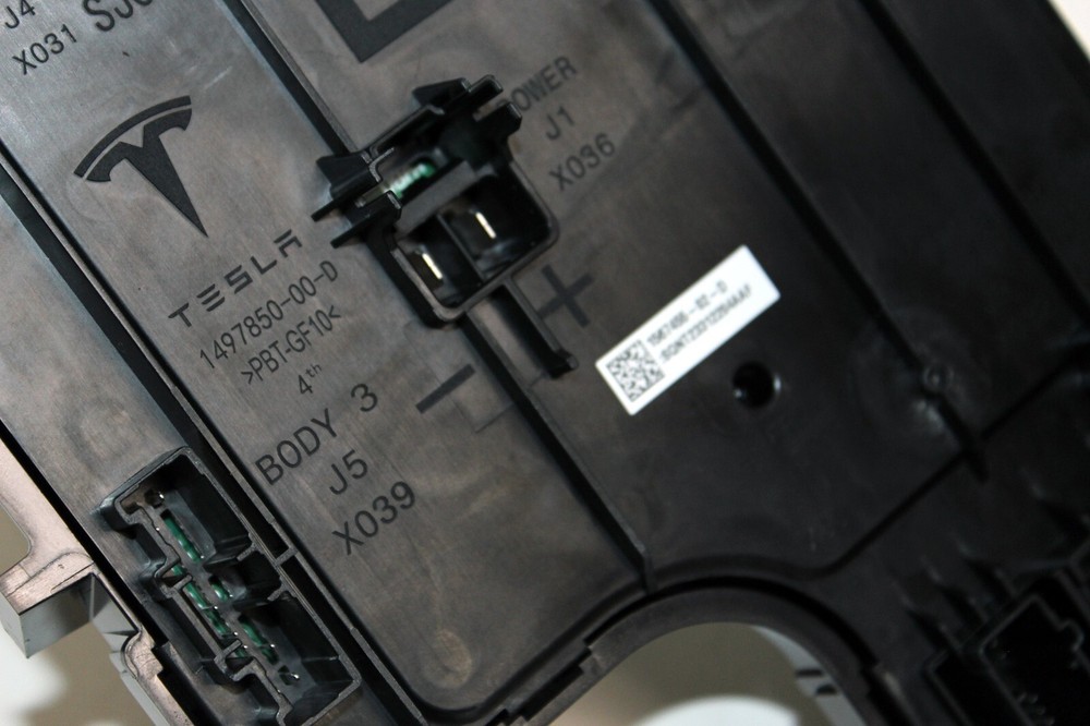 TESLA 2017 – 23 MODEL 3 FRONT LEFT SIDE VOLTAGE BODY CONTROL MODULE