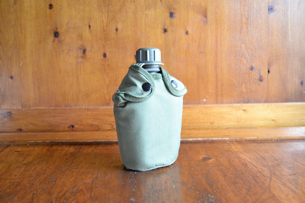 Army Canteen with Canvas Carrying Case Pristine