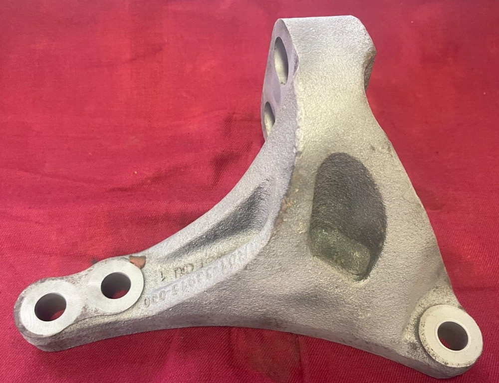 Freightliner R01-33915-000 Engine Mount Bracket