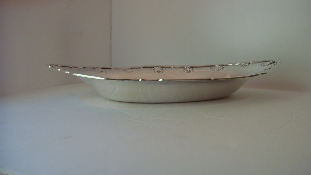 ESTATE TIFFANY & CO SHELL & THREAD STERLING SILVER BREAD TRAY, CIRCA 1911