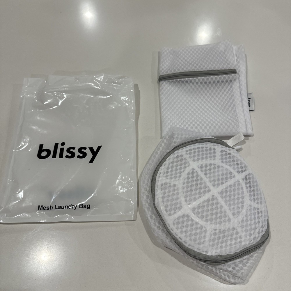4 quantity BLISSY White Mesh Laundry Bags x2: Rectangular & Cylindrical. NEW.