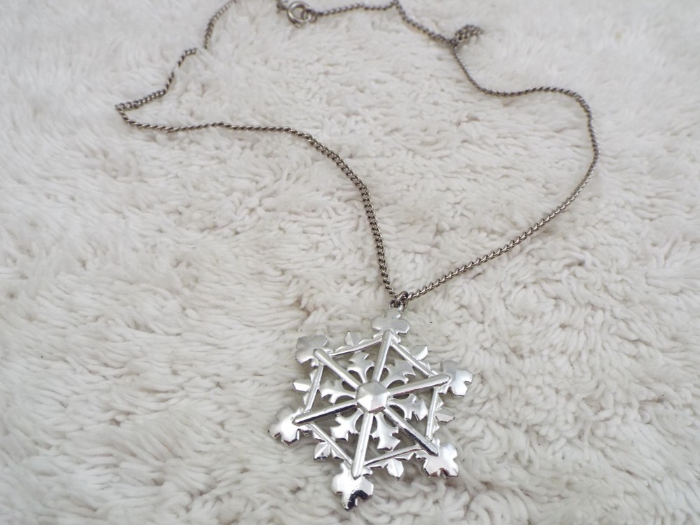 Silvertone Snowflake Pendant Necklace (H17)