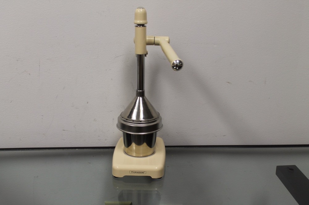 Retro Vintage Beige Kitchen Fruit Manual Juicer Citrus Press
