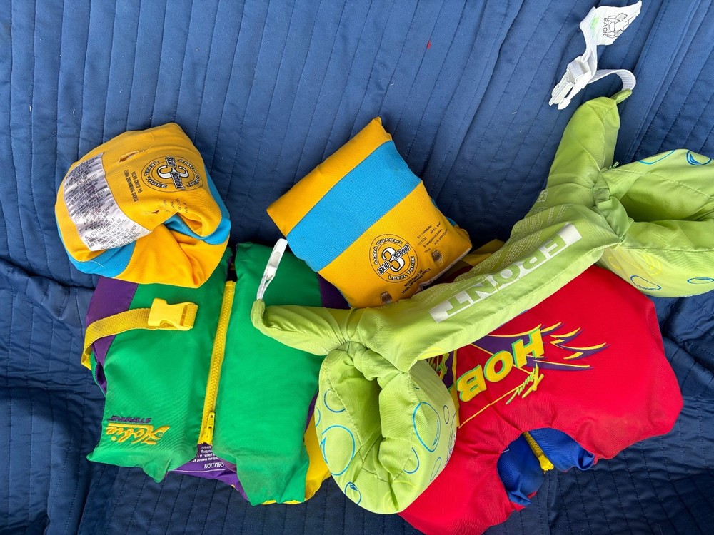 Children's Floatation Devices: 2 Boating Vests, 1 Chest Set & 1 Set Arm Floaties